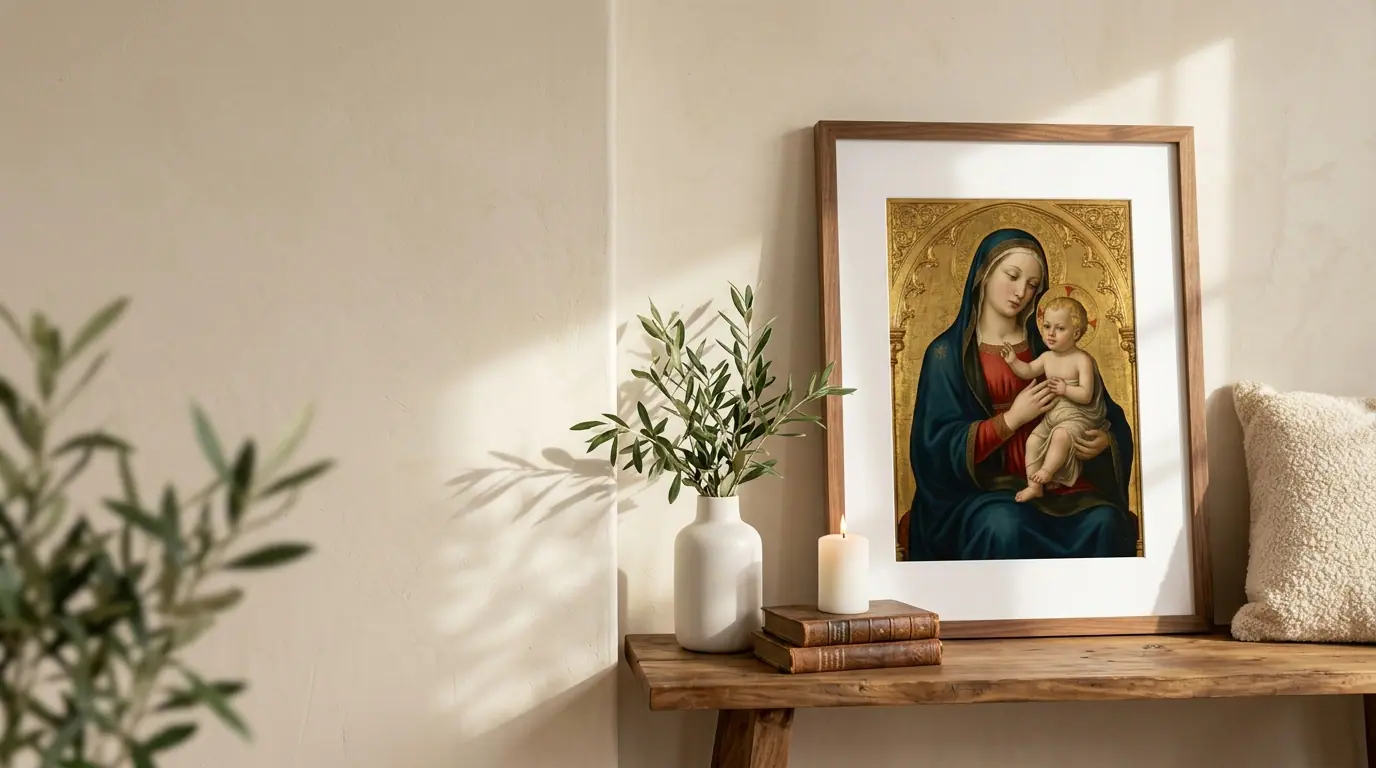 Cuadro de la Virgen con el Niño con marco de madera sobre un mueble, junto a un florero y una vela